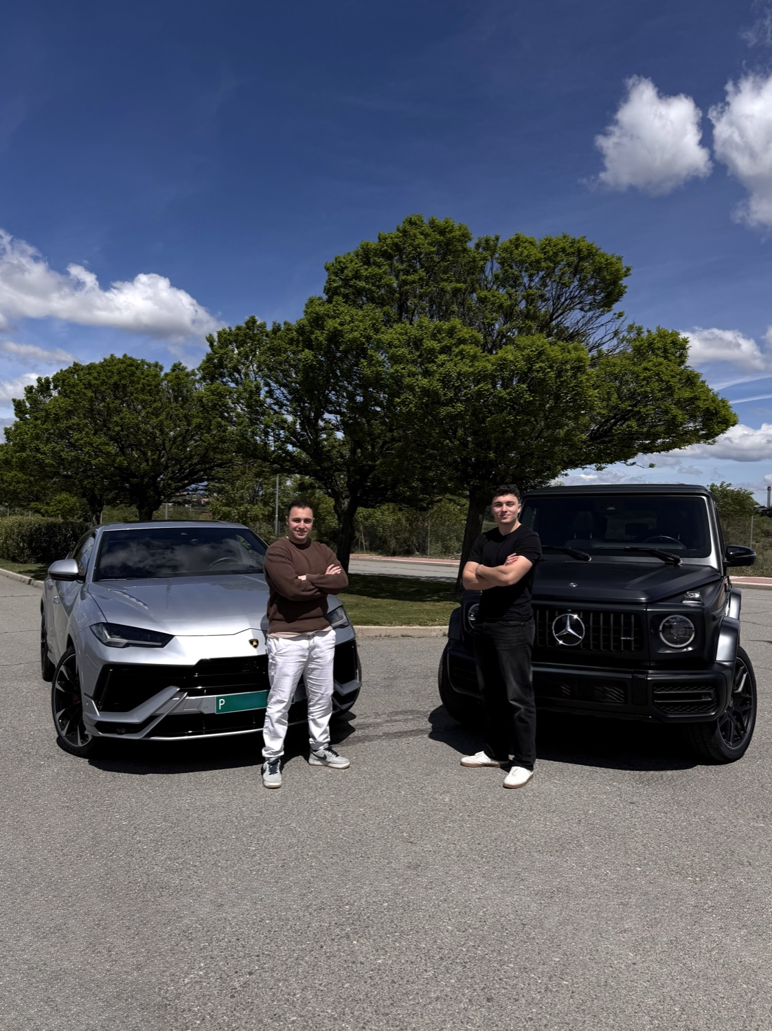Los dos hermanos fundadores de ARGA junto a un Lamborghini Urus y un Mercedes G63